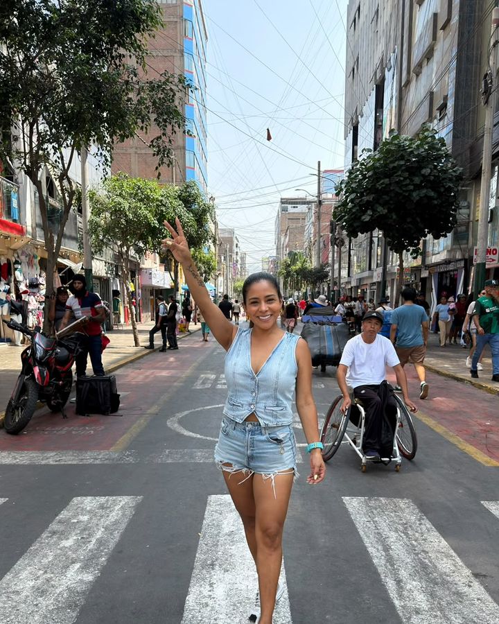 Cynthia Mendoza, personal shopper, mostrando prendas seleccionadas